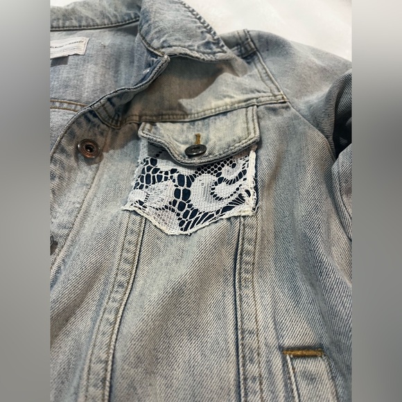🎀Hand Painted Denim Jacket with Goose Design - Picture 6 of 7